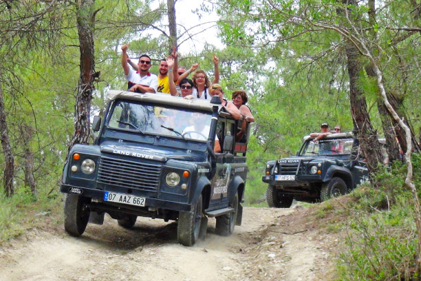 Jeep safari a loď